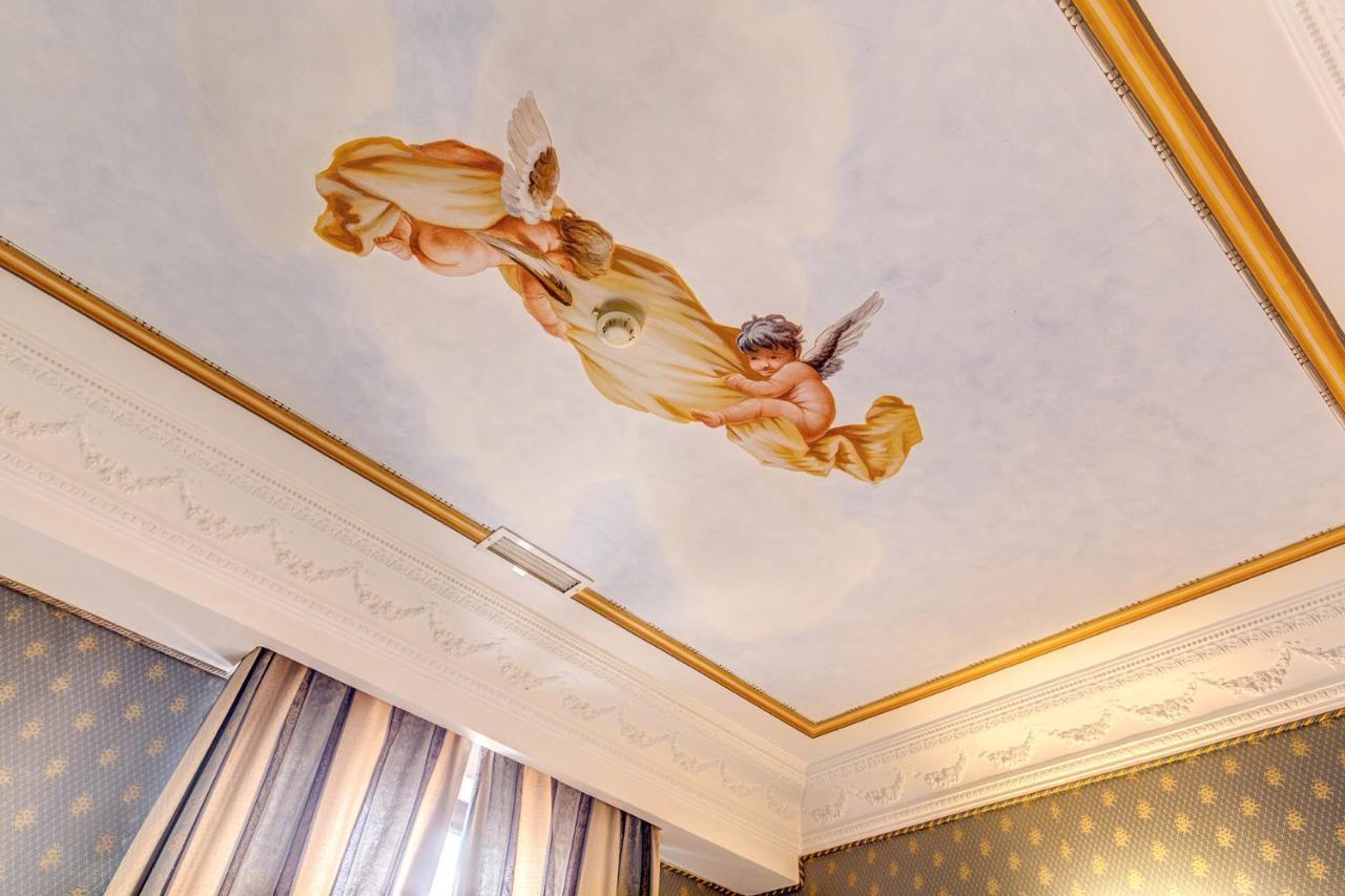 La Lumiere Di Piazza Di Spagna Rome